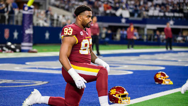 Jonathan Allen warming up for Washington.